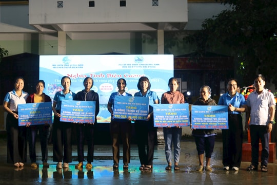 Phụ nữ Điện Bàn trao tặng hơn 150 triệu đồng “Đồng hành cùng phụ nữ biên cương”