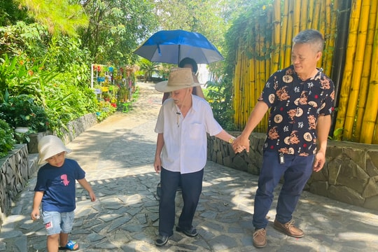 Dắt tay người già đi chơi