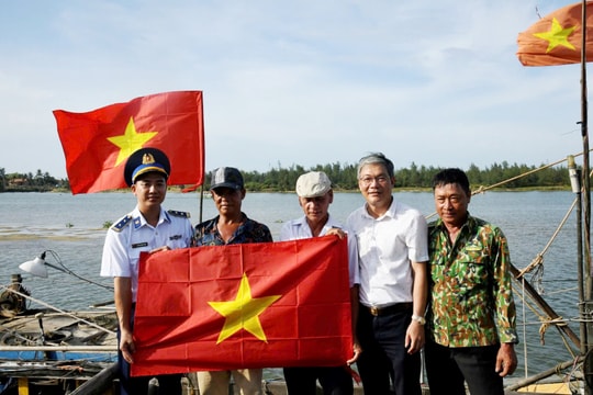 Hải đoàn 21 Cảnh sát biển tuyên truyền chống khai thác IUU cho ngư dân Hội An