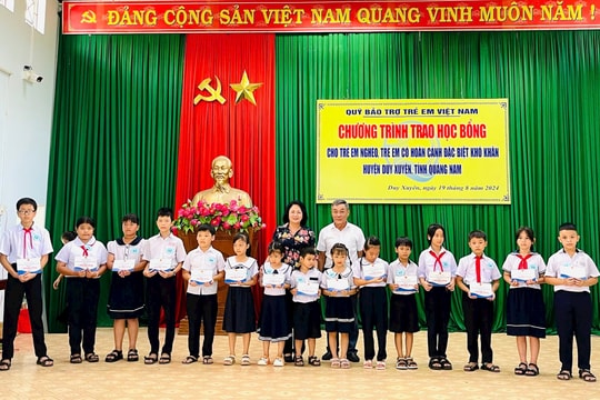 Nguyên Phó Chủ tịch nước Đặng Thị Ngọc Thịnh tặng học bổng cho học sinh Duy Xuyên