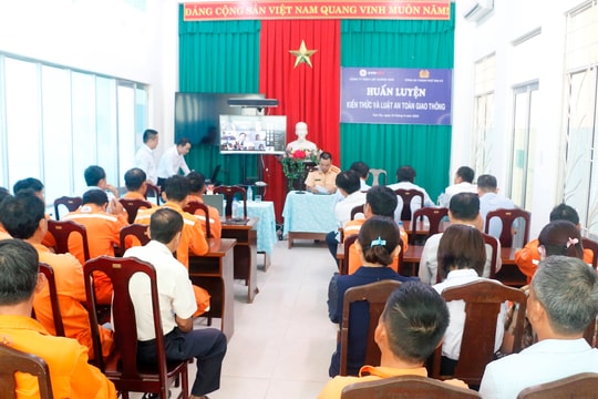 Phổ biến pháp luật về an toàn giao thông cho nhân viên ngành điện lực