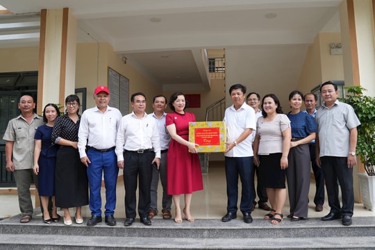 Bí thư Tỉnh ủy Lương Nguyễn Minh Triết kiểm tra công tác chuẩn bị năm học mới ở Bắc Trà My