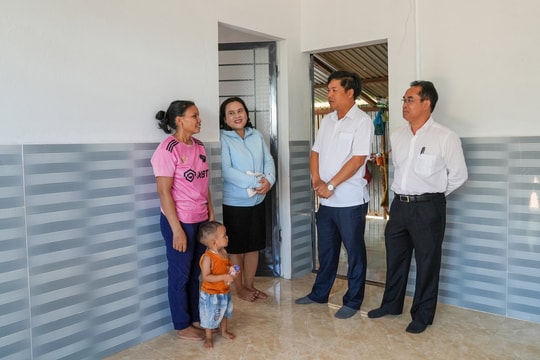 Bí thư Tỉnh ủy Lương Nguyễn Minh Triết khảo sát công tác xóa nhà tạm ở Bắc Trà My