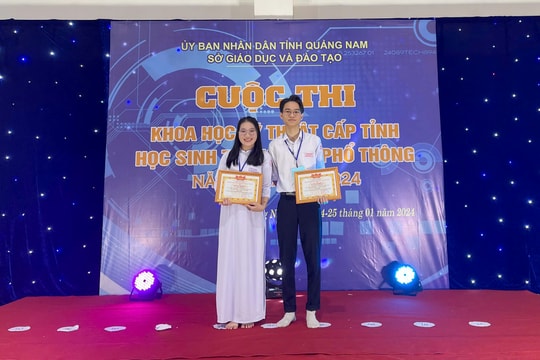 Hai học sinh mê lập trình