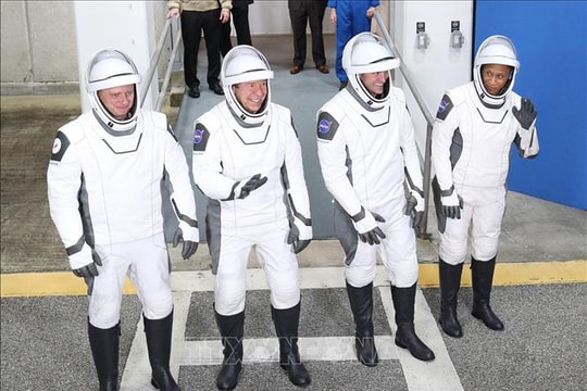 Phi hành gia NASA "mắc cạn" trên ISS