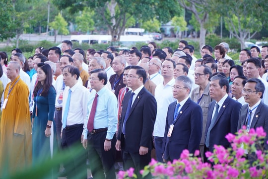 Đoàn đại biểu dự Đại hội MTTQ Việt Nam tỉnh Quảng Nam dâng hương tri ân người có công