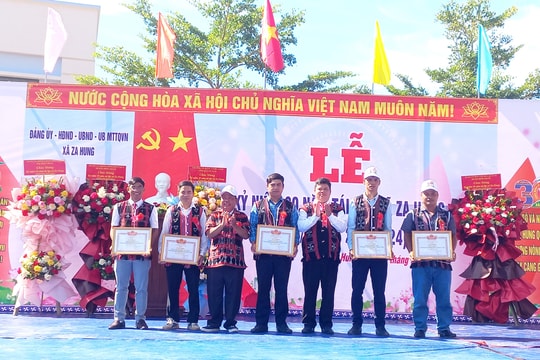 Xã Zà Hung (Đông Giang) kỷ niệm 30 năm tái lập