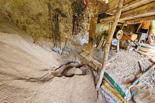 Rầm rộ khai thác vàng trái phép vùng giáp ranh