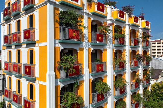 Khách sạn ở Hội An rợp cờ Tổ quốc, tặng quà Quốc khánh cho khách lưu trú