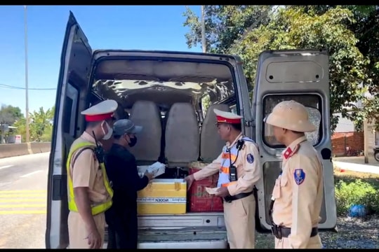 Cảnh sát giao thông phát hiện 200 gói thuốc lá lậu trên xe khách