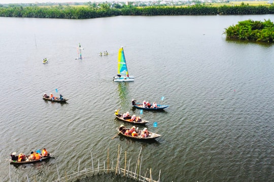 Rộn ràng lễ hội đánh thức dòng sông Cổ Cò