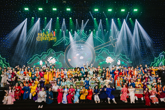 Thăng hoa cùng âm nhạc truyền thống - 91 học sinh, sinh viên FPT Edu trình diễn nhạc cụ truyền thống tại đêm công diễn và trao giải FPT Edu Tích Tịch Tình Tang 2024