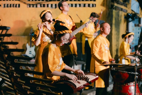 Du khách thích thú thưởng thức âm nhạc dân tộc trên đường phố Hội An