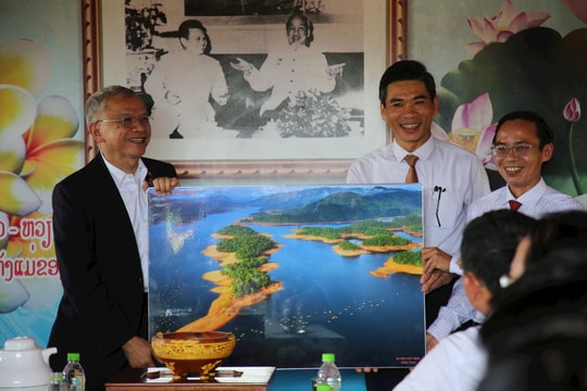 Đoàn công tác Quốc hội Lào thăm Khu kháng chiến Hạ Lào (Phú Ninh)