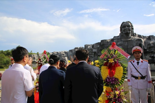 Đoàn Quốc hội Lào và Việt Nam dâng hương Nghĩa trang liệt sĩ Quảng Nam