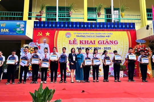 Sacombank dành 180 triệu đồng trao học bổng 'Ươm mầm cho những ước mơ' tại thành phố Đà Nẵng