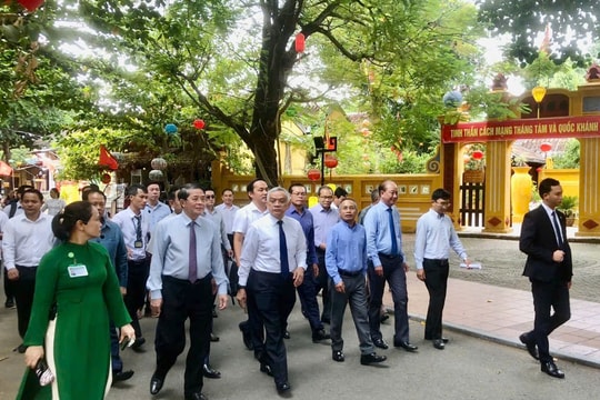 Phó Chủ tịch Quốc hội Lào thăm phố cổ Hội An