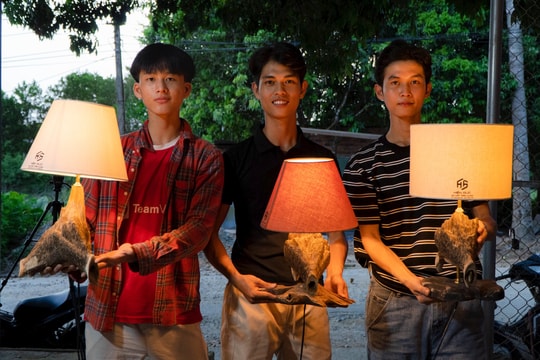 Bộ đội xuất ngũ khởi nghiệp với đèn trang trí trầm cảnh