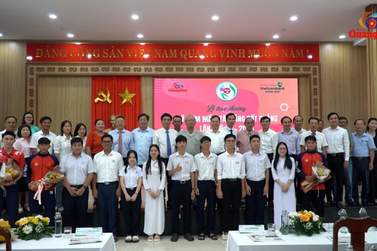 Toàn cảnh Lễ trao thưởng Quỹ Ươm mầm tài năng đất Quảng