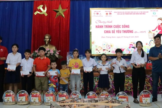 Trao 10 suất học bổng và 80 giỏ quà trung thu cho thiếu nhi phường Điện Thắng Nam