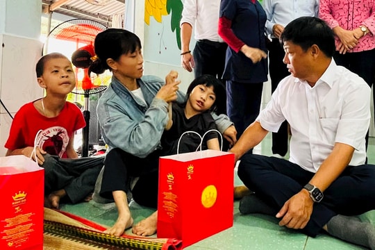 Bí thư Tỉnh ủy Lương Nguyễn Minh Triết tặng quà trung thu trẻ em khuyết tật huyện Phú Ninh