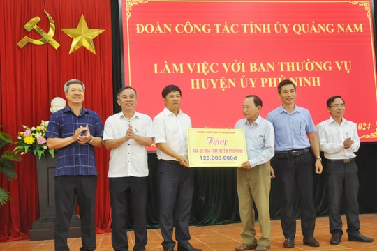 Ủy viên dự khuyết Trung ương Đảng, Bí thư Tỉnh ủy Lương Nguyễn Minh Triết: Phú Ninh cần nghiên cứu chuyển đổi cơ cấu kinh tế theo hướng bền vững hơn.