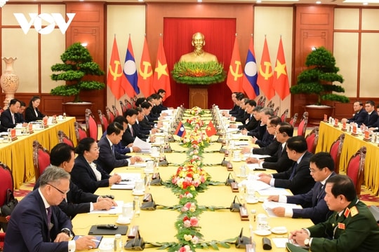 Top Vietnamese and Lao leaders hold high-level talks in Hanoi