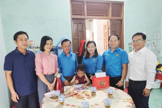 Liên đoàn Lao động tỉnh Quảng Nam trao quà trẻ em Tây Giang