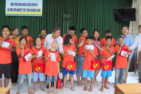 Lãnh đạo tỉnh Quảng Nam tặng quà trung thu trẻ em da cam