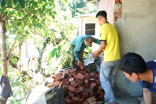 Huyện miền núi Nam Trà My huy động sức dân chung tay xóa nhà tạm