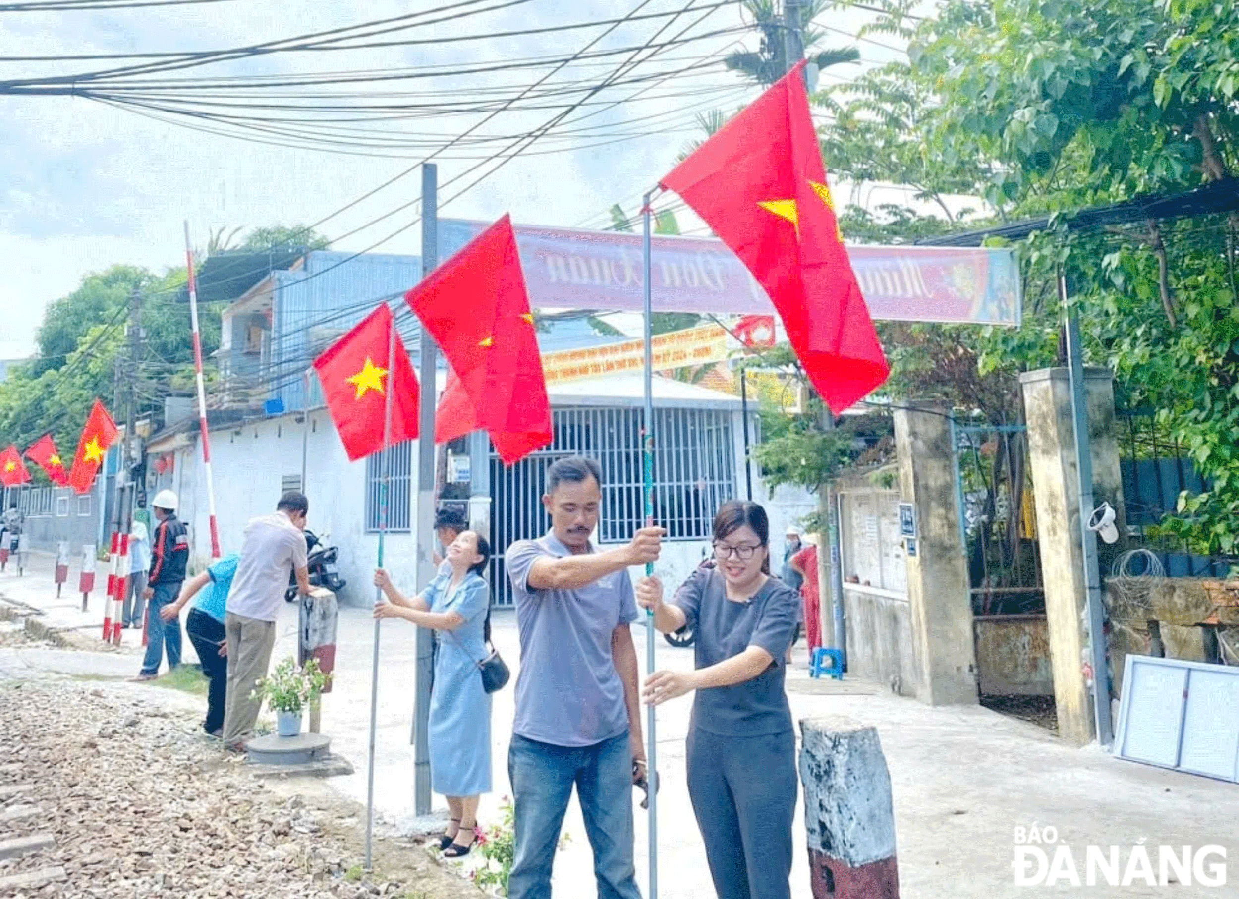 Người dân chung sức thực hiện "Đường cờ Tổ quốc"