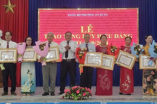 Đảng bộ phường An Xuân trao Huy hiệu Đảng cho 8 đảng viên