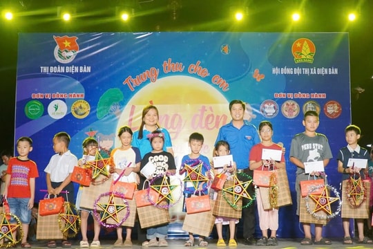 Thị đoàn - Hội đồng Đội thị xã Điện Bàn tổ chức trung thu cho trẻ em