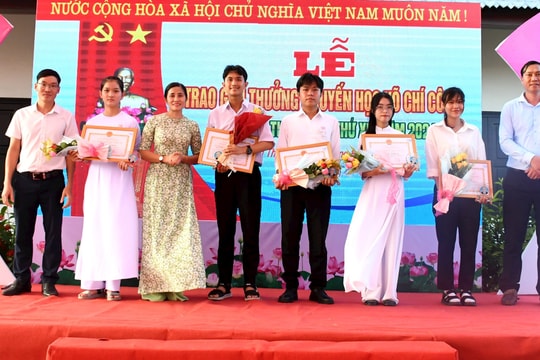 Núi Thành vinh danh những tấm gương hiếu học, dạy giỏi