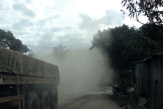 Chà Val mù mịt trong bụi đường