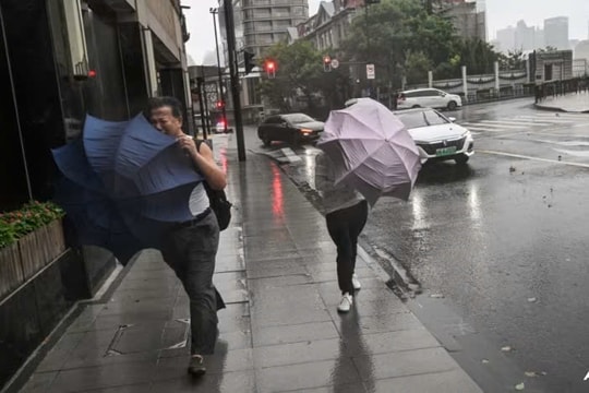 Siêu bão Bebinca đổ bộ vào Thượng Hải (Trung Quốc)