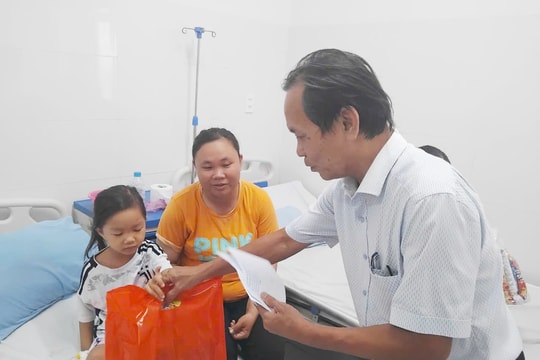 Lãnh đạo huyện Thăng Bình tặng quà trung thu cho bệnh nhi