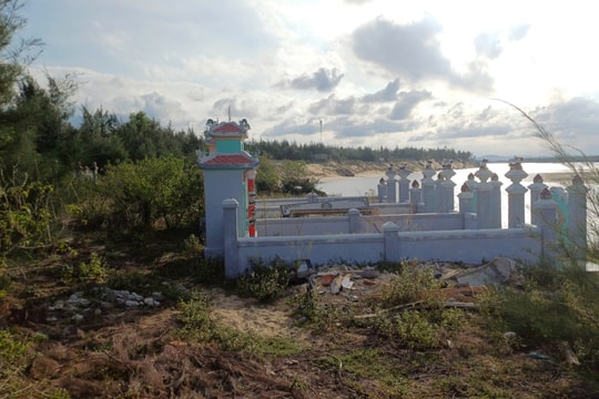 Hàng trăm ngôi mộ ở xã Tam Hải có nguy cơ biến mất do sạt lở