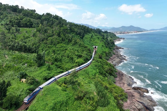 Sân ga “lướt ngoài cửa sổ”