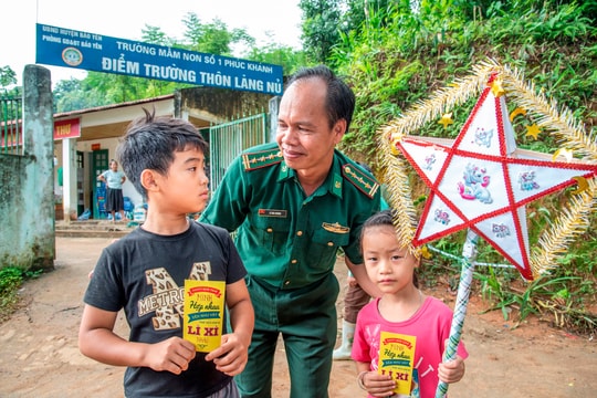 Ở làng rừng cọ nghĩ tới Trà Leng