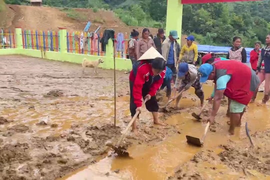 Người dân và cô trò điểm trường Răng Chuỗi dọn dẹp bùn đất sau mưa lũ