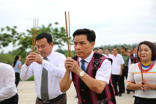 Đại biểu các dân tộc thiểu số Quảng Nam viếng hương tri ân Mẹ Việt Nam anh hùng và các anh hùng, liệt sĩ