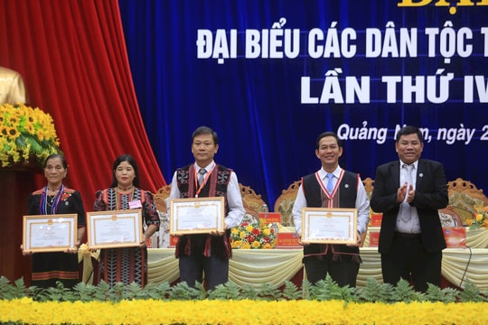 Khen thưởng nhiều gương điển hình làm tốt công tác dân tộc - miền núi Quảng Nam