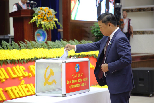 Đại biểu Đại hội các dân tộc thiểu số tỉnh Quảng Nam ủng hộ đồng bào các tỉnh phía Bắc bị ảnh hưởng bị thiên tai