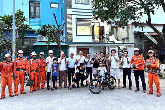 Thợ điện Quảng Nam dốc sức hỗ trợ khắc phục hậu quả bão số 3 tại Quảng Ninh