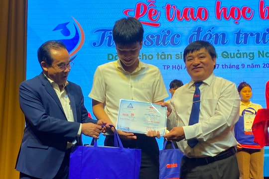 Báo Tuổi Trẻ trao hơn 1,5 tỷ đồng “tiếp sức đến trường” cho tân sinh viên Quảng Nam, Đà Nẵng