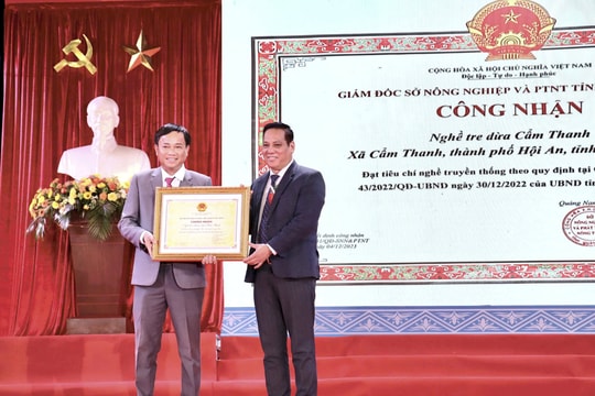 Trao chứng nhận nghề làm nhà tre, dừa ở Cẩm Thanh là Di sản văn hóa phi vật thể quốc gia