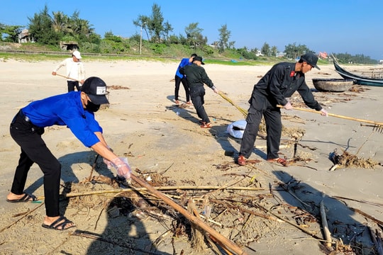 Hơn 100 đoàn viên thanh niên chung tay dọn sạch bờ biển Tam Thanh