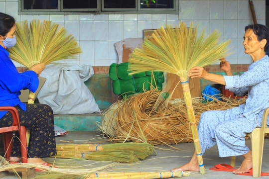 Nhộn nhịp làng nghề chổi Chiêm Sơn