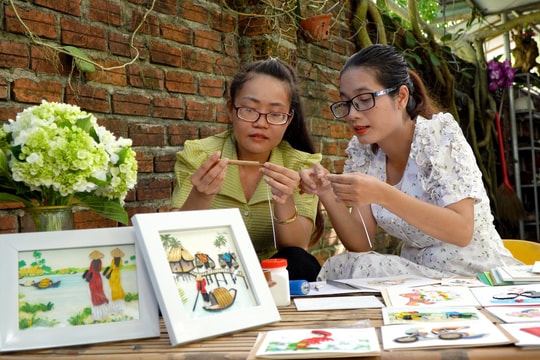 Nàng dâu Ê Đê khởi nghiệp với tranh giấy xoắn